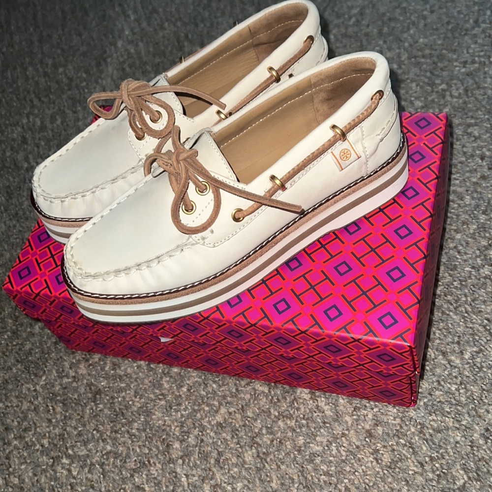 Tory Burch Boat Shoe. 6 - Picture 4 of 7